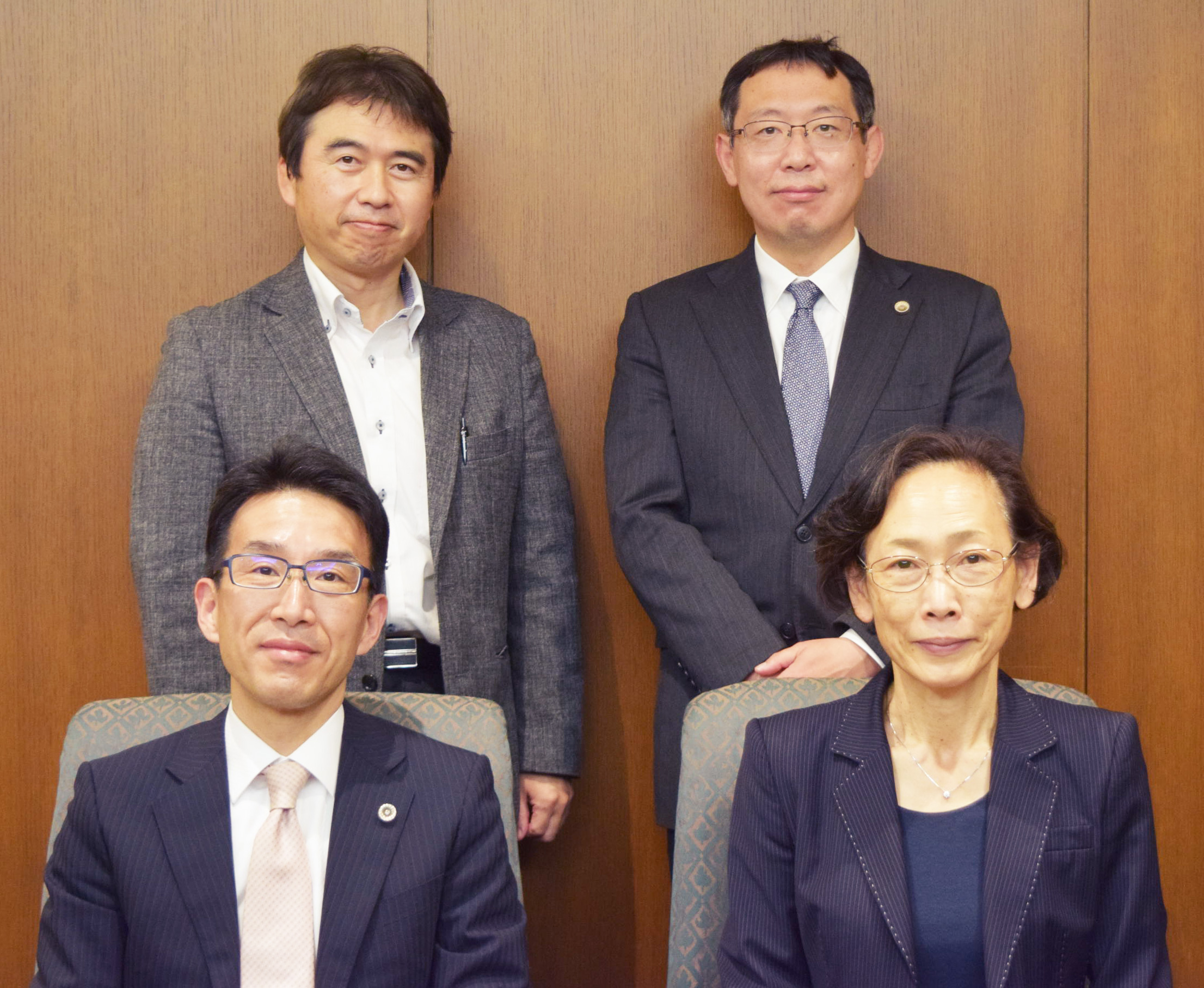 前列左から村松委員長、額田副委員長、後列左から神坪副委員長、荒川事務局長