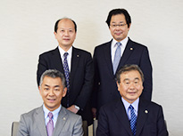 前列左から林副センター長、小原センター長、後列左から伊庭副センター長、戸田副センター長