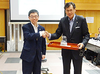大韓弁護士協会の金炫協会長（左）と記念品の交換をする菊地会長