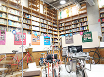 自転車総合ビル１階にある自転車文化センターのライブラリーでは、自転車に関するさまざまな書籍等を閲覧できる