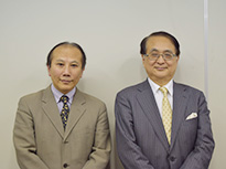 出井事務局長（左）と鈴木座長